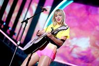 Taylor Swift Longsleeve T-shirt #3870682