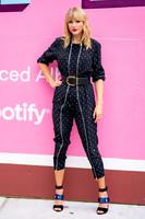 Taylor Swift Longsleeve T-shirt #3871082