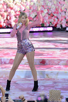 Taylor Swift Longsleeve T-shirt #3900927