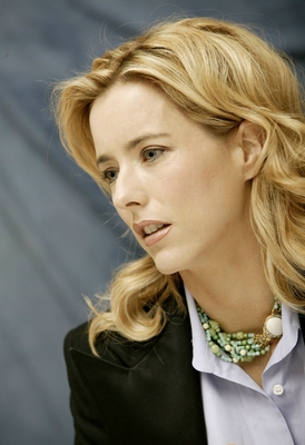 Tea Leoni posters