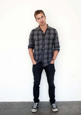 Theo James Poster 2188170