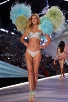 Toni Garrn Sweatshirt #3635629