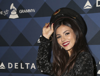 Victoria Justice Longsleeve T-shirt #2767639