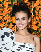 Victoria Justice Longsleeve T-shirt #3813372