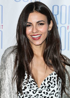 Victoria Justice Longsleeve T-shirt #3869932