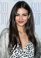 Victoria Justice Longsleeve T-shirt #3870004