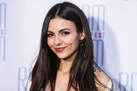 Victoria Justice Longsleeve T-shirt #3870139