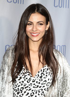 Victoria Justice Longsleeve T-shirt #3870143