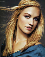 Yvonne Strahovski t-shirt #2368347