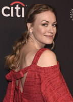 Yvonne Strahovski t-shirt #3200471