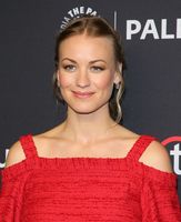 Yvonne Strahovski tote bag #G1442641